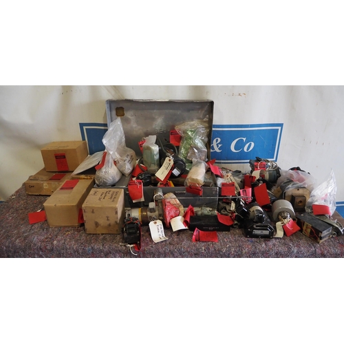 1689 - Large quantity of assorted aircraft parts