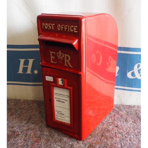 762 - Postbox c/w 2 keys 22