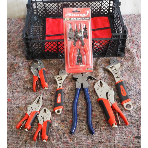 775 - Assorted pliers and grips - 8