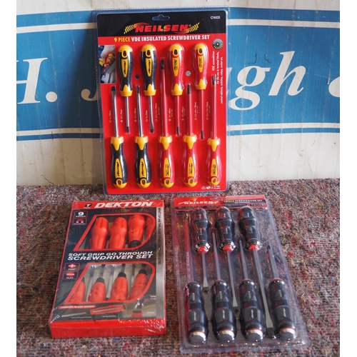 781 - 3 Sets of screw drivers