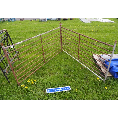 212 - 2 Hurdles and pair of bed ends