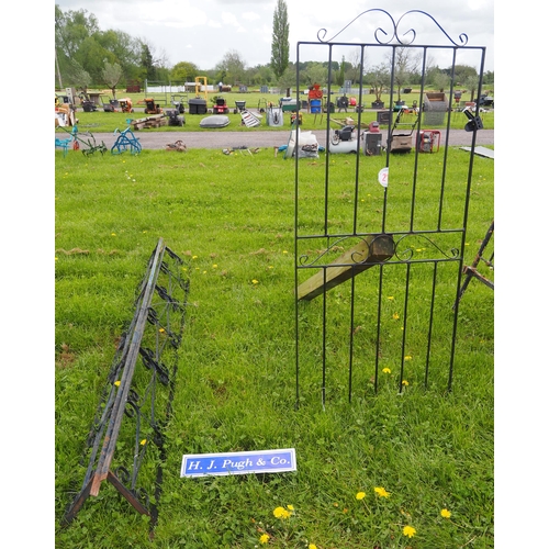 213 - Garden gate and 2 pieces of iron balustrade