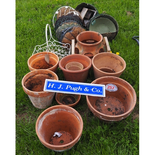 257 - Quantity of garden pots