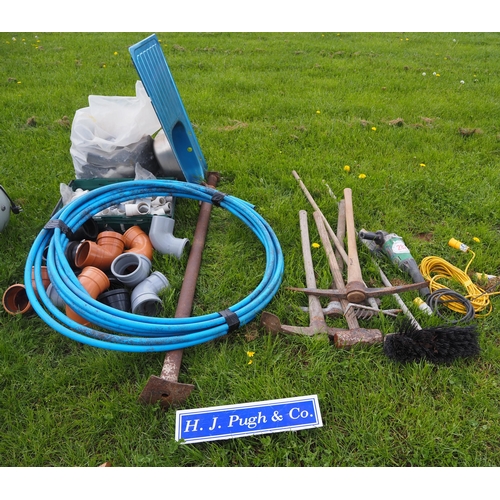 282 - Tools, guttering and pipe fittings