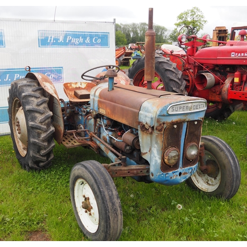 1422 - Fordson Super Dexta tractor. Starts on button