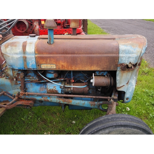 1422 - Fordson Super Dexta tractor. Starts on button