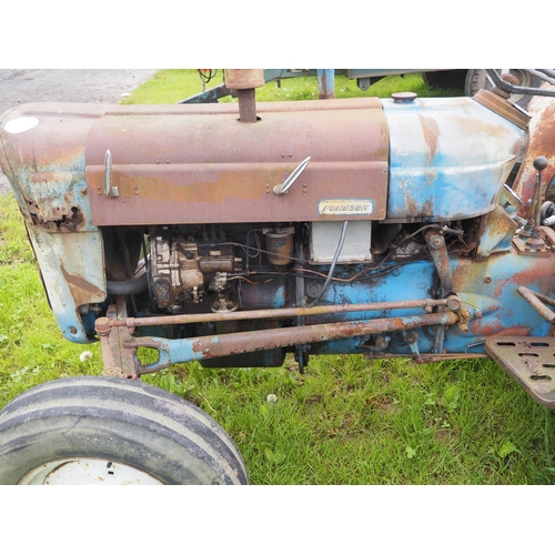 1422 - Fordson Super Dexta tractor. Starts on button