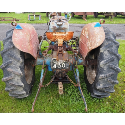 1422 - Fordson Super Dexta tractor. Starts on button