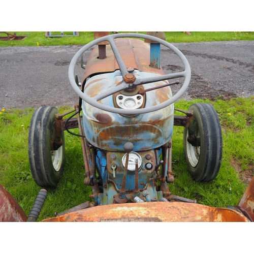 1422 - Fordson Super Dexta tractor. Starts on button