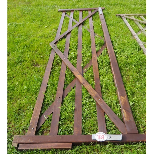 1653 - Wooden gate 10ft