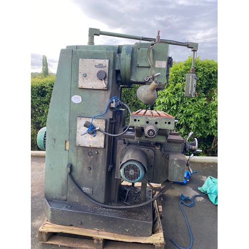 1672 - Gate Giewont type FYD32 no.2 vertical milling machine