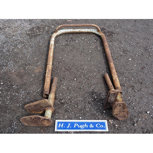 581 - Massey Ferguson roll bar