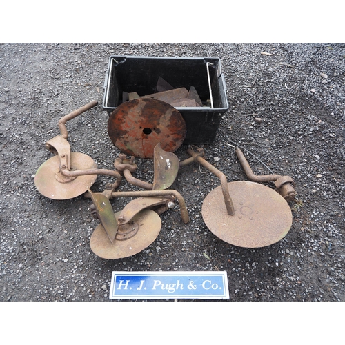 590 - Ransomes plough discs and points