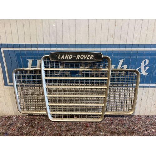 120 - Land Rover grille