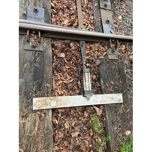 180 - Manufactured cross over with 4 air controlled points. The track is made with British steel. Total le... 