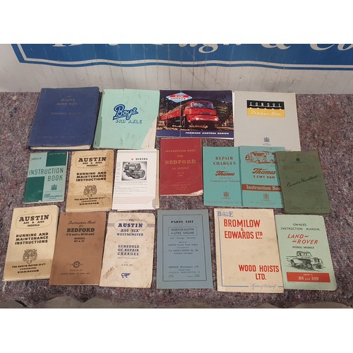 471 - Assorted vintage car literature to include Land Rover, Austin and Humber