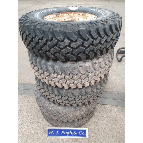 178 - Assorted Land Rover wheels and tyres