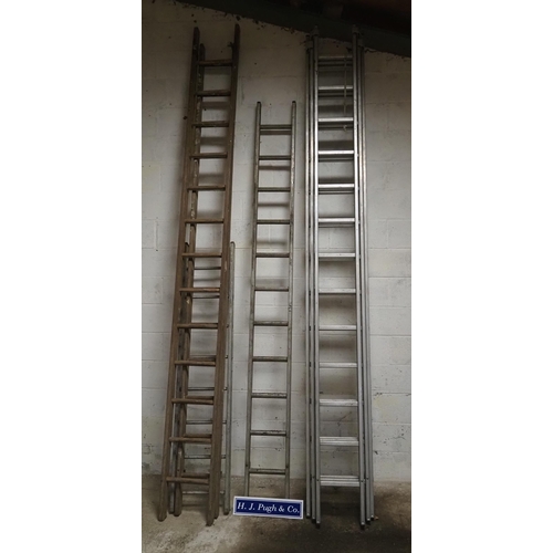 135 - Aluminium ladder and wooden ladder