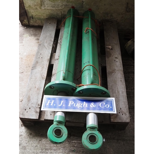 245 - Pair of large hydraulic rams