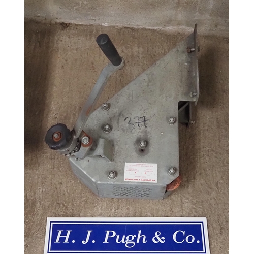 377 - Trailer hand winch