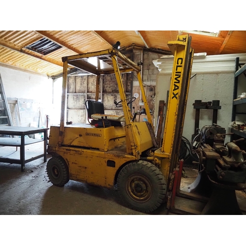 401 - Universal Climax forklift. Runs, brakes need attention