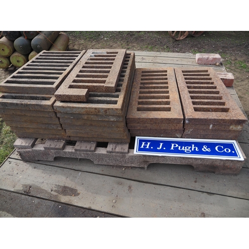 455 - Cast iron drain channel gratings