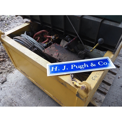 547 - Metal crane box and contents