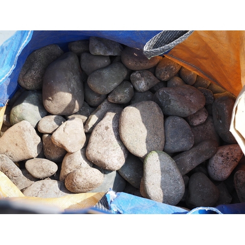 568 - Bag of rockery stone