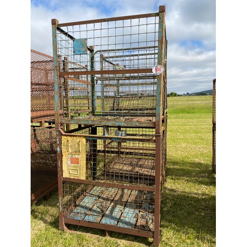 500 - Metal stillages - 2