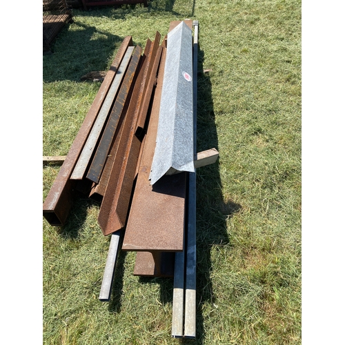 586 - Quantity of assorted metal lengths