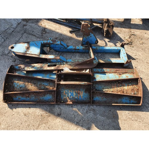 403C - Compact tractor scraper blade and brackets