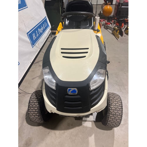 520 - Cub Cadet CC 714TE ride on lawn mower. Runs and rides. Very little use. Deceased estate. New battery... 