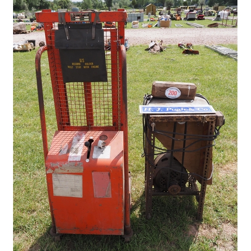 200 - Table saw and push forklift