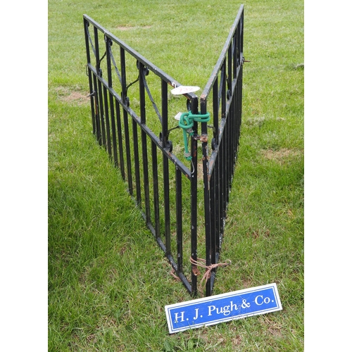 732 - Pair of drive gates 6ft