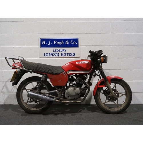 925 - Suzuki GN125 motorcycle, 1990, 125cc
Frame no. NF41B178908
Engine No. F406178955
Runs and rides but ... 