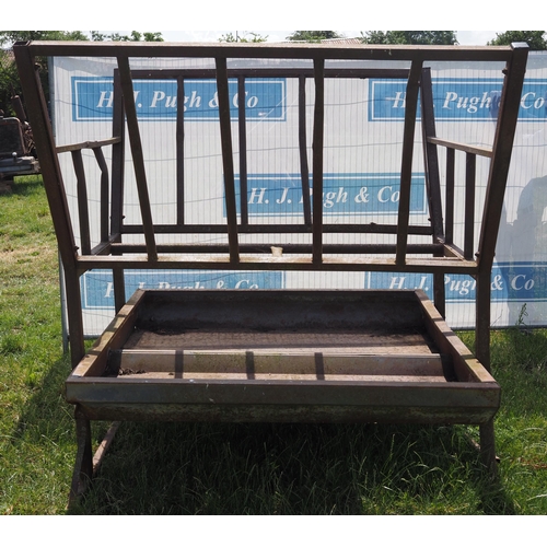 147 - Round bale feeder