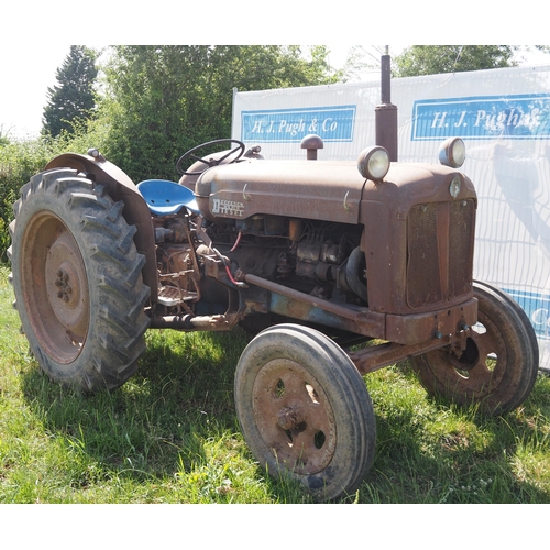 191 - Fordson Diesel Major tractor. Runs and drives. Good original tinwork. Fitted with loader brackets an... 