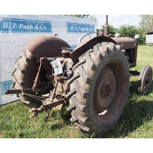 191 - Fordson Diesel Major tractor. Runs and drives. Good original tinwork. Fitted with loader brackets an... 