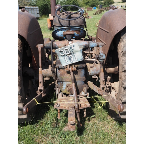 191 - Fordson Diesel Major tractor. Runs and drives. Good original tinwork. Fitted with loader brackets an... 