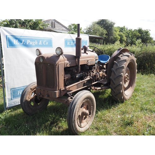 191 - Fordson Diesel Major tractor. Runs and drives. Good original tinwork. Fitted with loader brackets an... 