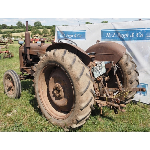 191 - Fordson Diesel Major tractor. Runs and drives. Good original tinwork. Fitted with loader brackets an... 