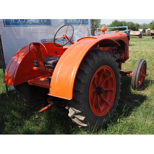 195 - Allis Chalmers model U tractor. 1939. Runs and drives. Older restoration. Good front tyres. Fitted w... 