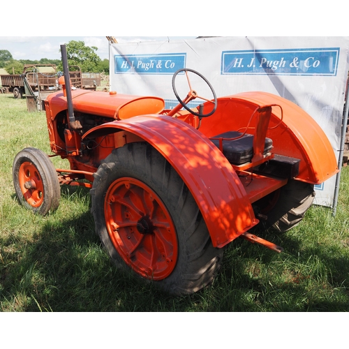 195 - Allis Chalmers model U tractor. 1939. Runs and drives. Older restoration. Good front tyres. Fitted w... 