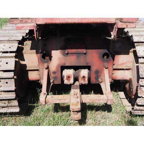 197 - International TD9 crawler. Runs and drives. S/n. B2952/T7