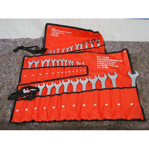 679 - 2 Sets of spanners, 25 piece and 12 piece