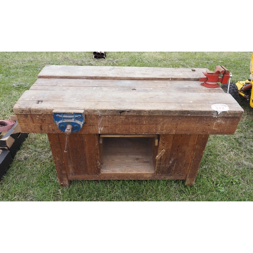 372 - Wooden workbench with vice