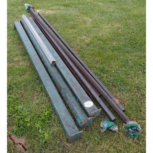 1407 - Steel uprights and tubing