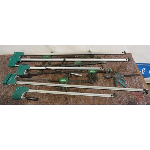 273 - 3ft and 4ft Dakota sash clamps and assorted rapid bar clamps