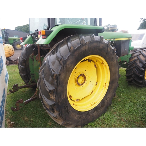 1581 - John Deere 3050 4wd tractor. Fork linkage, high lift arms. Key in office