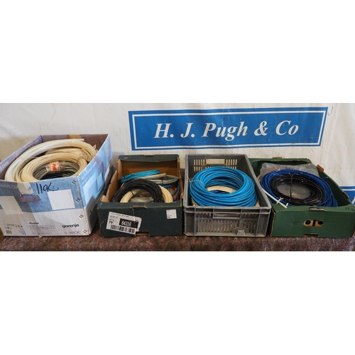 394 - Various pneumatic hoses